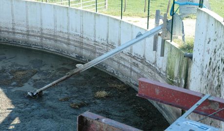 Une hélice qui brasse de 3 m à 6 m du bord de la fosse. Une hélice placée selon les modèles à 3 ou 6 m du bord grâce au bras de déport de 4,25 à 8 m de long qui prolonge le moteur non immergé.PHOTOS : © J.-M.V.