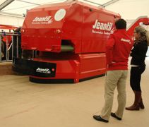 Robots d'alimentation en action. Preuve que l'automatisation de l'alimentation suscite un réel intérêt en Europe du Nord, un chapiteau lui était dédié. Sur les dix constructeurs présents, cinq y montraient leurs dispositifs en action : Jeantil avec son robot de distribution guidé par un fil dans le sol, Wasserbauer avec sa mélangeuse guidée par un rail, Pellon avec sa bande transporteuse et Lely, avec son Lely Vector. REPORTAGE PHOTOS : J.-M.V. Robots d'alimentation en action. Preuve que l'automatisation de l'alimentation suscite un réel intérêt en Europe du Nord, un chapiteau lui était dédié. Sur les dix constructeurs présents, cinq y montraient leurs dispositifs en action : Jeantil avec son robot de distribution guidé par un fil dans le sol, Wasserbauer avec sa mélangeuse guidée par un rail, Pellon avec sa bande transporteuse et Lely, avec son Lely Vector. REPORTAGE PHOTOS : J.-M.V.
