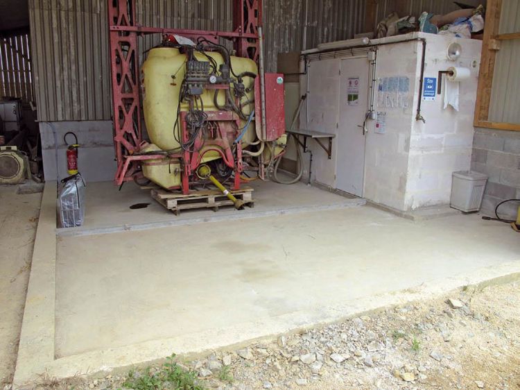 L'aire de lavage et de remplissage, ici près du local phytosanitaire, possède un regard qui communique avec l'Héliosec. Un concept pratique et sécurisé.