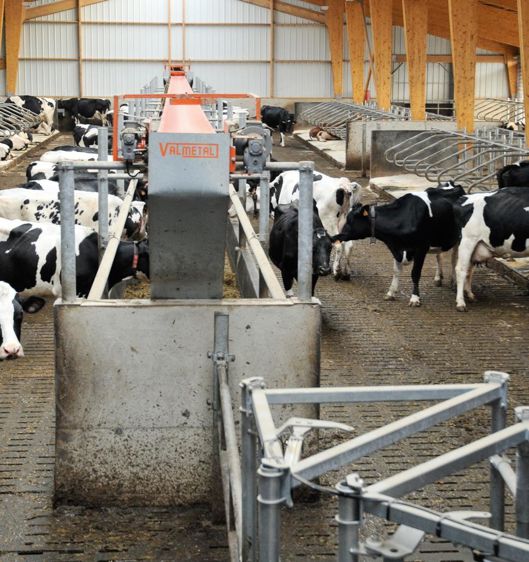 Valmetal Le constructeur québécois propose différents automates : un wagon mélangeur sur rail, ou une mélangeuse en poste fixe associée soit à un wagon sur rail, soit à un convoyeur à bande transporteuse (tapis roulant). Dans le cas de constructions neuves, ce dernier permet de réduire la largeur du bâtiment.© D.G. 