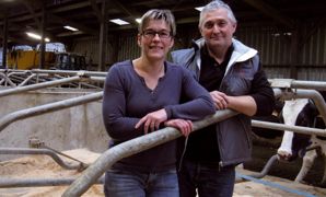 Les logettes et les deux robots répondent à la volonté du couple de travailler dans de bonnes conditions. Il pousse sa logique en optant pour les tapis et la sciure plutôt que le paillage Les logettes et les deux robots répondent à la volonté du couple de travailler dans de bonnes conditions. Il pousse sa logique en optant pour les tapis et la sciure plutôt que le paillage