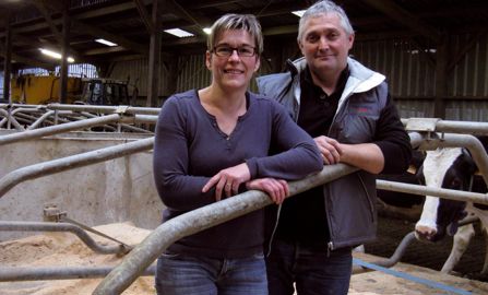 Les logettes et les deux robots répondent à la volonté du couple de travailler dans de bonnes conditions. Il pousse sa logique en optant pour les tapis et la sciure plutôt que le paillage