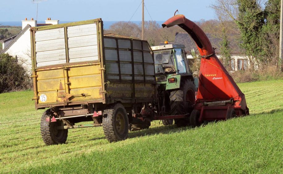 Une autochargeuse réduit par deux le temps de travail, mais elle représente un investissement plus de sept fois supérieur et exige une puissance de traction plus élevée. PHOTOS © J.P.