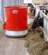 Un pousse-fourrage Entre chaque distribution, le Lely Vector repousse les fourrages devant la table d'alimentation grâce à une jupe rotative de 1,50 m de large. Au cours de cette opération, un capteur lui permet de déterminer la hauteur d'aliment disponible. Il peut ainsi adapter le rythme de distribution sans assistance. Un pousse-fourrage Entre chaque distribution, le Lely Vector repousse les fourrages devant la table d'alimentation grâce à une jupe rotative de 1,50 m de large. Au cours de cette opération, un capteur lui permet de déterminer la hauteur d'aliment disponible. Il peut ainsi adapter le rythme de distribution sans assistance.
