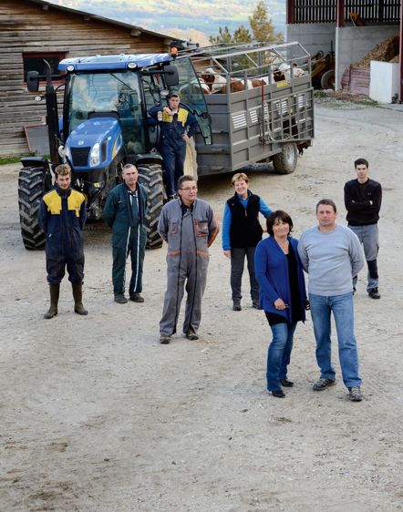 Au premier plan, Jean et Dominique Bornard, leurs associés, Pierre Nanterme (au centre) et Jocelyne Garadon et à droite, Dylan Bange, le salarié. À gauche, Fabien Nanterme, Denis Garadon et Julien Bornard. REPORTAGE PHOTOS © JEAN-FRANÇOIS MARIN Au premier plan, Jean et Dominique Bornard, leurs associés, Pierre Nanterme (au centre) et Jocelyne Garadon et à droite, Dylan Bange, le salarié. À gauche, Fabien Nanterme, Denis Garadon et Julien Bornard. REPORTAGE PHOTOS © JEAN-FRANÇOIS MARIN