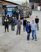 Au premier plan, Jean et Dominique Bornard, leurs associés, Pierre Nanterme (au centre) et Jocelyne Garadon et à droite, Dylan Bange, le salarié. À gauche, Fabien Nanterme, Denis Garadon et Julien Bornard. REPORTAGE PHOTOS © JEAN-FRANÇOIS MARIN Au premier plan, Jean et Dominique Bornard, leurs associés, Pierre Nanterme (au centre) et Jocelyne Garadon et à droite, Dylan Bange, le salarié. À gauche, Fabien Nanterme, Denis Garadon et Julien Bornard. REPORTAGE PHOTOS © JEAN-FRANÇOIS MARIN