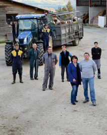 Au premier plan, Jean et Dominique Bornard, leurs associés, Pierre Nanterme (au centre) et Jocelyne Garadon et à droite, Dylan Bange, le salarié. À gauche, Fabien Nanterme, Denis Garadon et Julien Bornard. REPORTAGE PHOTOS © JEAN-FRANÇOIS MARIN Au premier plan, Jean et Dominique Bornard, leurs associés, Pierre Nanterme (au centre) et Jocelyne Garadon et à droite, Dylan Bange, le salarié. À gauche, Fabien Nanterme, Denis Garadon et Julien Bornard. REPORTAGE PHOTOS © JEAN-FRANÇOIS MARIN