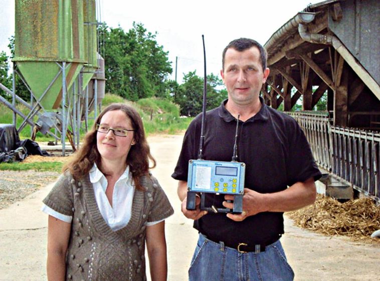 La base radio GSM est mobile, sans fil elle peut être déplacée sur différents sites pour collecter les données issues des capteurs disposés sur les animaux dans un rayon de 200 m. La base radio GSM est mobile, sans fil elle peut être déplacée sur différents sites pour collecter les données issues des capteurs disposés sur les animaux dans un rayon de 200 m.