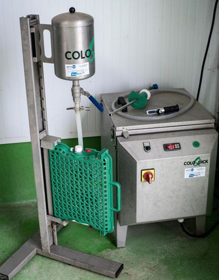 1. Le ColoQuick se compose d'une petite trémie en Inox de 4,5 litres, sorte d'entonnoir sous lequel on fixe le sachet de congélation de 4 litres inséré dans sa mallette plastique. Un bac en Inox de 85 litres est prévu pour décongeler et réchauffer le colostrum au bain-marie et une sonde (ou une tétine) pour drencher les veaux.© RAPHAEL HELLE