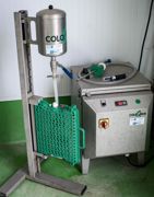 1. Le ColoQuick se compose d'une petite trémie en Inox de 4,5 litres, sorte d'entonnoir sous lequel on fixe le sachet de congélation de 4 litres inséré dans sa mallette plastique. Un bac en Inox de 85 litres est prévu pour décongeler et réchauffer le colostrum au bain-marie et une sonde (ou une tétine) pour drencher les veaux.© RAPHAEL HELLE 1. Le ColoQuick se compose d'une petite trémie en Inox de 4,5 litres, sorte d'entonnoir sous lequel on fixe le sachet de congélation de 4 litres inséré dans sa mallette plastique. Un bac en Inox de 85 litres est prévu pour décongeler et réchauffer le colostrum au bain-marie et une sonde (ou une tétine) pour drencher les veaux.© RAPHAEL HELLE