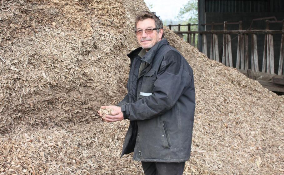 Loïc Gaudin stocke les plaquettes de bois déchiqueté à l'abri dans une ancienne stabulation.© D.L. Loïc Gaudin stocke les plaquettes de bois déchiqueté à l'abri dans une ancienne stabulation.© D.L.