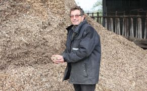 Loïc Gaudin stocke les plaquettes de bois déchiqueté à l'abri dans une ancienne stabulation.© D.L. Loïc Gaudin stocke les plaquettes de bois déchiqueté à l'abri dans une ancienne stabulation.© D.L.