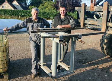Philippe Valentin et son fils François ont réalisé leur compacteur de films plastiques à partir de tubes en acier de récupération et d'une cuve de 1 000 l sur palette.© D.L.