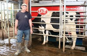 Gilbert Jacquet estime qu'il devrait passer encore plus de temps à surveiller ses animaux. « Lors des pointes de travail dans les champs, il ne faut pas relâcher son attention et s'obliger à prendre connaissance quotidiennement des données éditées par le robot. »© D.S. Gilbert Jacquet estime qu'il devrait passer encore plus de temps à surveiller ses animaux. « Lors des pointes de travail dans les champs, il ne faut pas relâcher son attention et s'obliger à prendre connaissance quotidiennement des données éditées par le robot. »© D.S.