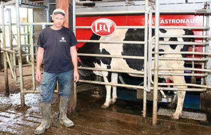 Gilbert Jacquet estime qu'il devrait passer encore plus de temps à surveiller ses animaux. « Lors des pointes de travail dans les champs, il ne faut pas relâcher son attention et s'obliger à prendre connaissance quotidiennement des données éditées par le robot. »© D.S.