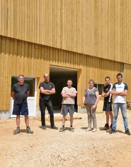 De gauche à droite : Franck Boitteux, Jean-Pierre Sauvageot, Franck Rietmann, Valérie la femme de Jean-Pierre, Arnaud et Romain, leurs fils. Absents de la photo, Guillaume Sauvageot et Pierre Masson. REPORTAGE PHOTOS : ©CÉDRIC FAIMALI / GFA
