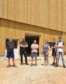 De gauche à droite : Franck Boitteux, Jean-Pierre Sauvageot, Franck Rietmann, Valérie la femme de Jean-Pierre, Arnaud et Romain, leurs fils. Absents de la photo, Guillaume Sauvageot et Pierre Masson. REPORTAGE PHOTOS : ©CÉDRIC FAIMALI / GFA De gauche à droite : Franck Boitteux, Jean-Pierre Sauvageot, Franck Rietmann, Valérie la femme de Jean-Pierre, Arnaud et Romain, leurs fils. Absents de la photo, Guillaume Sauvageot et Pierre Masson. REPORTAGE PHOTOS : ©CÉDRIC FAIMALI / GFA