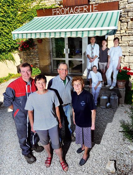 De gauche à droite, en bas : Nicolas avec ses parents , Joëlle et Serge, et sa grand-mère. En haut : Alain, Mathilde, Caroline et Sophie (assise). REPORTAGE PHOTOS : SYLVAIN BEUCHERIE De gauche à droite, en bas : Nicolas avec ses parents , Joëlle et Serge, et sa grand-mère. En haut : Alain, Mathilde, Caroline et Sophie (assise). REPORTAGE PHOTOS : SYLVAIN BEUCHERIE
