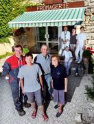 De gauche à droite, en bas : Nicolas avec ses parents , Joëlle et Serge, et sa grand-mère. En haut : Alain, Mathilde, Caroline et Sophie (assise). REPORTAGE PHOTOS : SYLVAIN BEUCHERIE De gauche à droite, en bas : Nicolas avec ses parents , Joëlle et Serge, et sa grand-mère. En haut : Alain, Mathilde, Caroline et Sophie (assise). REPORTAGE PHOTOS : SYLVAIN BEUCHERIE