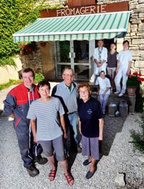 De gauche à droite, en bas : Nicolas avec ses parents , Joëlle et Serge, et sa grand-mère. En haut : Alain, Mathilde, Caroline et Sophie (assise). REPORTAGE PHOTOS : SYLVAIN BEUCHERIE De gauche à droite, en bas : Nicolas avec ses parents , Joëlle et Serge, et sa grand-mère. En haut : Alain, Mathilde, Caroline et Sophie (assise). REPORTAGE PHOTOS : SYLVAIN BEUCHERIE