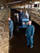 Les frères Blanc, Pascal (au premier plan) et Didier (sur le tracteur) sont associés à Patrick Goiffon (à gauche). © JEAN-FRANÇOIS MARIN Les frères Blanc, Pascal (au premier plan) et Didier (sur le tracteur) sont associés à Patrick Goiffon (à gauche). © JEAN-FRANÇOIS MARIN