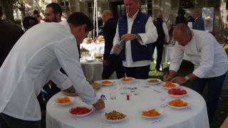 Trente chefs ont été invités le 29 septembre pour découvrir la collection de variétés du CRBA, en déguster des échantillons et les noter. Trente chefs ont été invités le 29 septembre pour découvrir la collection de variétés du CRBA, en déguster des échantillons et les noter.