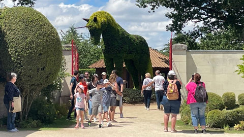 La licorne géante en mosaïculture, une nouveauté 2022 pour le parc du végétal Terra Botanica à Angers, reviendra en 2023, avec le dragon et la pieuvre. Ils seront rejoints par de nouveaux animaux en topiaires. La licorne géante en mosaïculture, une nouveauté 2022 pour le parc du végétal Terra Botanica à Angers, reviendra en 2023, avec le dragon et la pieuvre. Ils seront rejoints par de nouveaux animaux en topiaires.