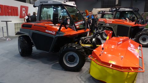 Reform : les tracteurs Metrac H60 et H70 voyagent sur une remorque routière Reform : les tracteurs Metrac H60 et H70 voyagent sur une remorque routière