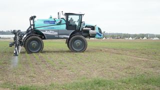 L'avantage pour l’agriculteur, c'est qu'il n'a pas à gérer de fond de cuve ni de produits à stocker. Il aura aussi accès un suivi des travaux et une cartographie des traitements. L'avantage pour l’agriculteur, c'est qu'il n'a pas à gérer de fond de cuve ni de produits à stocker. Il aura aussi accès un suivi des travaux et une cartographie des traitements.