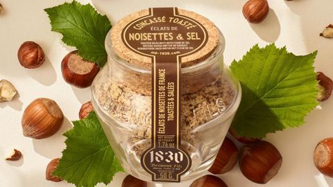 Des éclats de noisettes toastées à la fleur de sel de Camargue, l'une des spécialités élaborées à la confiserie.