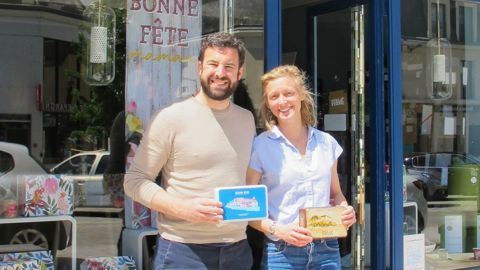Antoine et Alexandra Legmann-Pelletier ont choisi de conserver le style art déco de la boutique historique, au cœur de Sablé-sur-Sarthe, tout en rompant avec le côté figé de l’entreprise grâce à des vitrines en mouvement. © B. GUICHETEAU