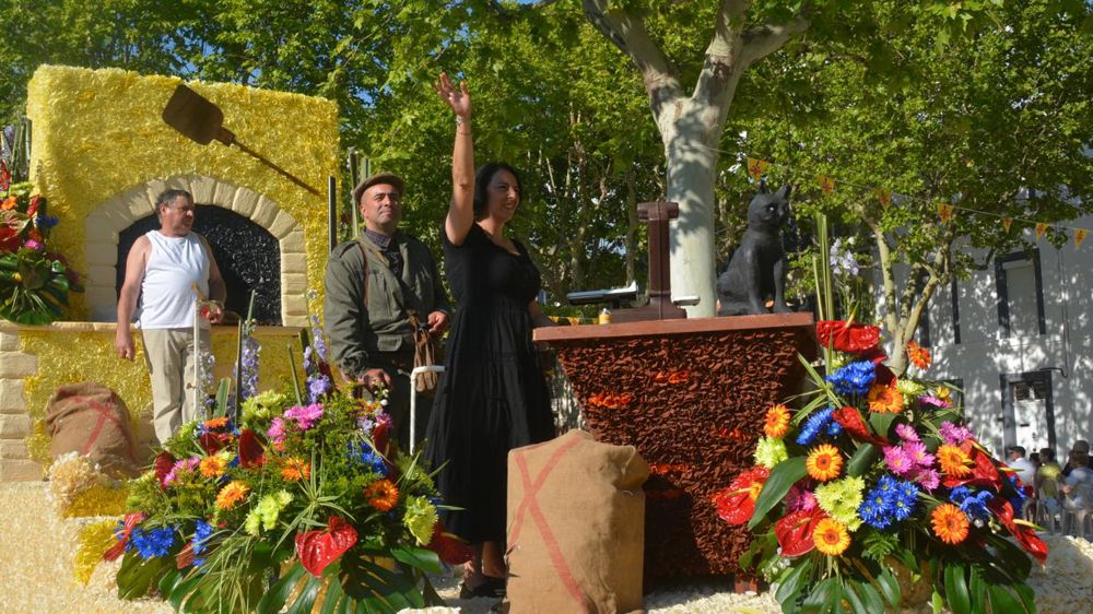 À Pertuis (84) l’année dernière, l’un des chars du corso fleuri était dédié à la femme du boulanger.