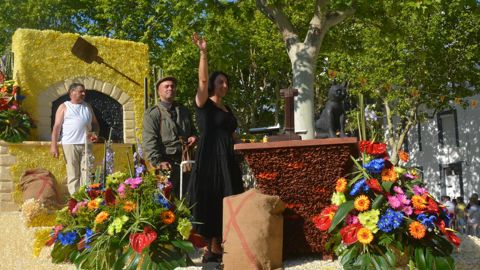 À Pertuis (84) l’année dernière, l’un des chars du corso fleuri était dédié à la femme du boulanger.