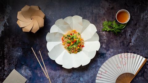La boîte origami qui permet de présenter joliment un plat chaud en sauce. La boîte origami qui permet de présenter joliment un plat chaud en sauce.