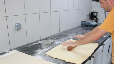 Les carreaux résistants avec joints époxy sont une solution performante.