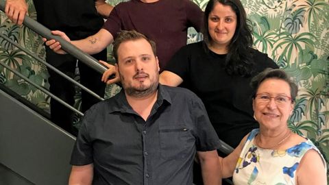 De haut en bas : Louis et Quentin (les serveurs), Marie et Guillaume (les cuisiniers) et Marie-Claire Frédéric.