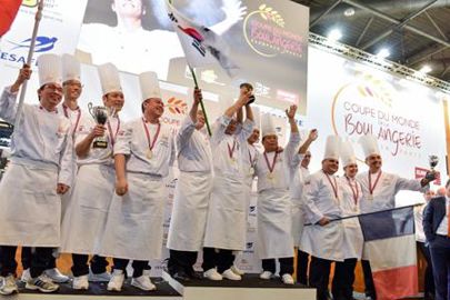 Le podium entier, qui réunit les équipes sud-coréenne, taïwannaise et française (Photo : latoque.fr). Podium de la Coupe du Monde de la Boulangerie 2016 (Photo : latoque.fr).