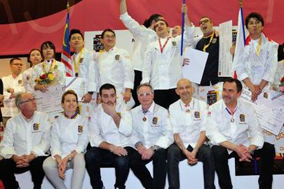 Les Italiens Sarah Accoroni et Luigi Bruno d'Angelis, bien entourés, remportent le Mondial des Arts Sucrés 2016 (Photo : Latoque.fr). Podium du Mondial des Arts Sucrés 2016 (Photo : Latoque.fr).