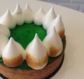 Le rhum tient le haut de l'affiche, en version mojito (citron, menthe, sucre), déclinée façon tarte, macaron, glace... Tarte Mojito de Bricoleurs de Douceurs à Marseille (Photo : Latoque.fr).