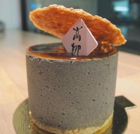       La mousse au sésame noir de Masatoshi Takayanagi : biscuit succès, mousseline de sésame noir, glaçage de sucre noir et tuile au sésame blond. 
