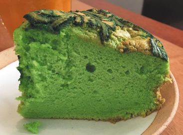       Dessert signature du coffee-shop The Hood (Paris 11e) : le chiffon cake au pandan (vanille asiatique). 

