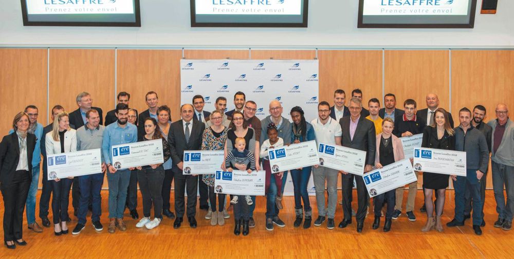       Voici les lauréats de la bourse Lesaffre 1ère installation, entourés de leur famille et des équipes Lesaffre.
