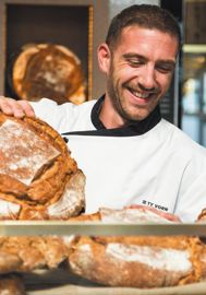       Belles tourtes ou mini kouign-amann, Nicolas Vauchier voit large pour séduire un maximum de clients. 
