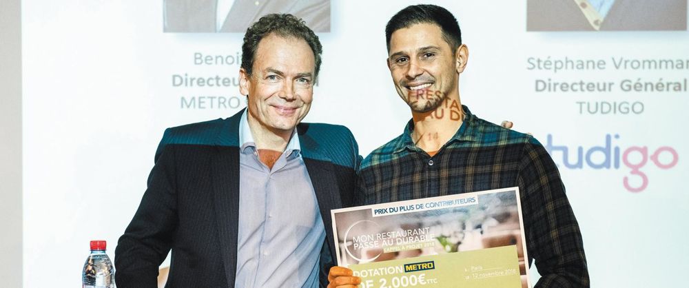       Benoît Feytit, directeur général de Metro, a remis le prix 
      du restaurant durable à Benoît Guerche, pour Sixta.
METRO