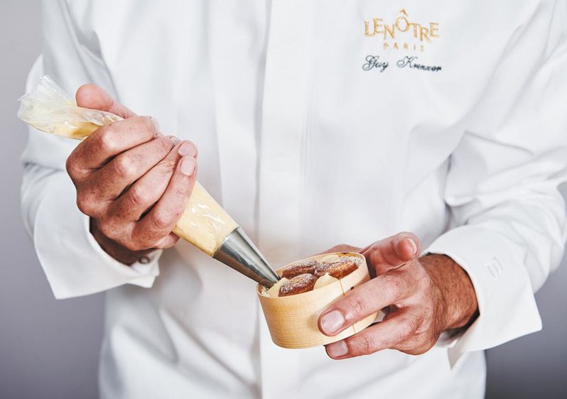       Dans son atelier éphémère, la maison Lenôtre valorise 
      les gestes artisanaux. Une attente des consommateurs !
