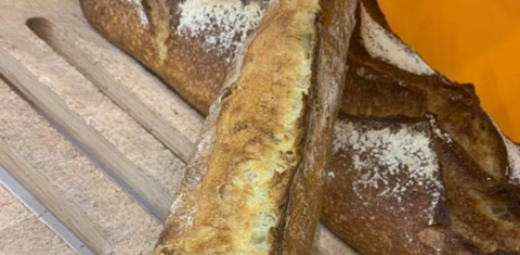Dans le Jura, la boulangerie Mie & You signe une baguette aux graines de tournesol, parfumée à l’huile de chanvre (riche en oméga 3 et 6), bio et locale.