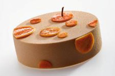 Les chocolats ultra-gourmands garantissent la réussite commerciale de l'offre (création Jérémie Runel pour Valrhona). Photo : Latoque.fr Entremets chocolat orange de Valrhona (Photo : Latoque.fr).