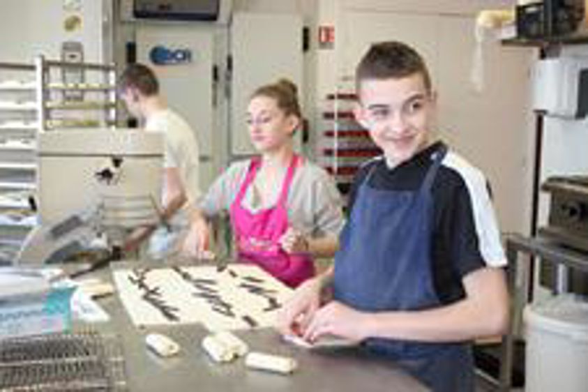 Les stages de découverte en collège sont un moyen de sélectionner les profils les plus motivés (Photo : Latoque.fr). Stagiaires en boulangerie (Photo : Latoque.fr).