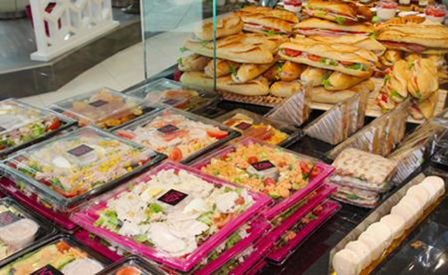 Les produits pré-emballés prévus pour une consommation immédiate sont dispensés de la déclaration des ingrédients (mais pas des allergènes !) (Photo : Latoque.fr). Produits snacking pré-emballés (Photo : Latoque.fr). Les produits pré-emballés prévus pour une consommation immédiate sont dispensés de la déclaration des ingrédients (mais pas des allergènes !) (Photo : Latoque.fr). Produits snacking pré-emballés (Photo : Latoque.fr).