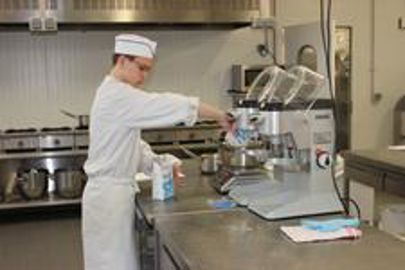 L'environnement et les horaires de travail ont toute leur importance pour fidéliser le jeune personnel (Photo : latoque.fr). Encadrement des jeunes salariés en boulangerie-pâtisserie (Photo : latoque.fr).